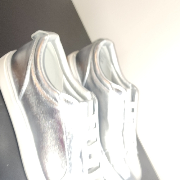Kenneth Cole Reaction Silver White Sneakers Modern Style - Picture 6 of 10